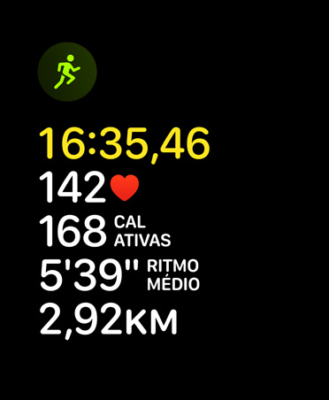 Cartão de treino de corrida, ícone de corrida, métricas: tempo, frequência cardíaca, ritmo móvel, ritmo médio, distância