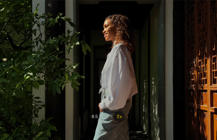 Photo d’une femme prise avec le téléobjectif 2x