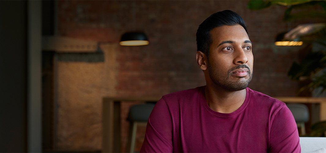 Amar가 실내에 앉아 자신의 왼쪽을 바라보고 있음.