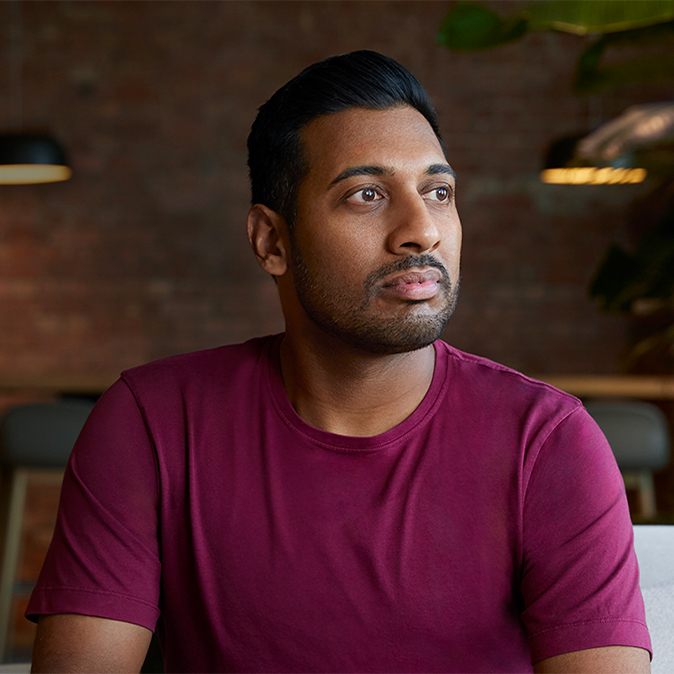 Amar가 실내에 앉아 자신의 왼쪽을 바라보고 있음.