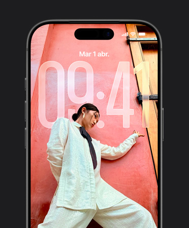Pantalla bloqueada de un iPhone que muestra la hora adaptada a la foto de la pantalla bloqueada