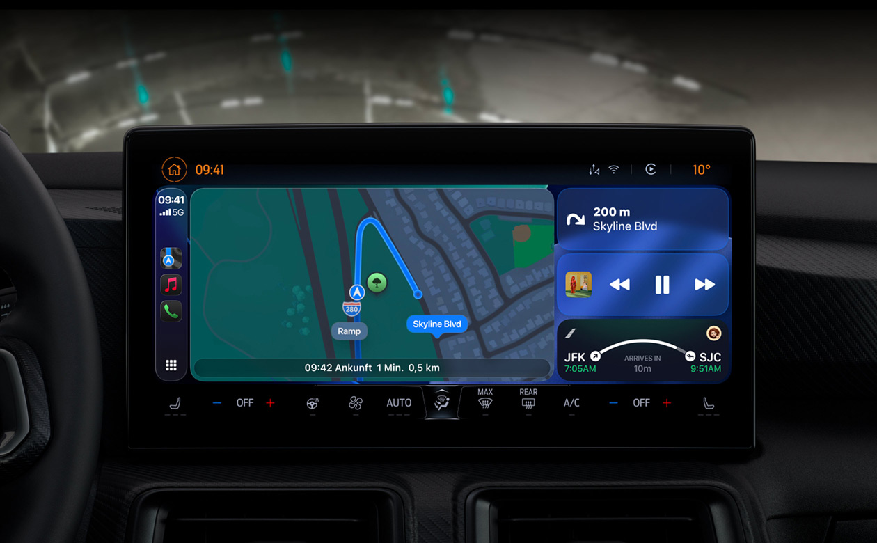 CarPlay in einem Auto zeigt Wegbeschreibungen in Karten, Apple Music, Fluginformationen und Widgets