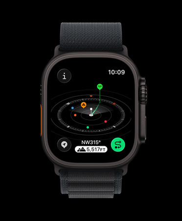 Apple Watch Ultra 3 med urkasse av svart titan og Alpine Loop i svart viser merkede rutepunkter i Kompass-appen.