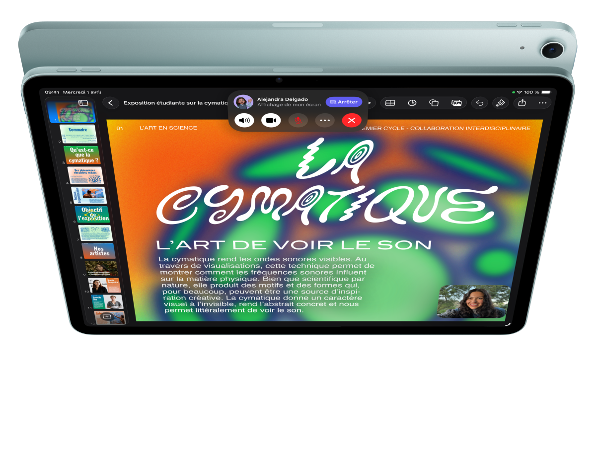 iPad Air, vu de face, la personne utilisatrice est sur FaceTime et en train de consulter Keynote, un autre iPad Air vu de dos est en arrière-plan