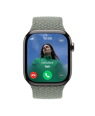 Apple Watch Series 11, cassa in titanio naturale, schermata di chiamata in arrivo, foto contatto, pulsanti di accettazione e rifiuto chiamata, lato destro, Digital Crown, cinturino Solo Loop intrecciato grigioverde