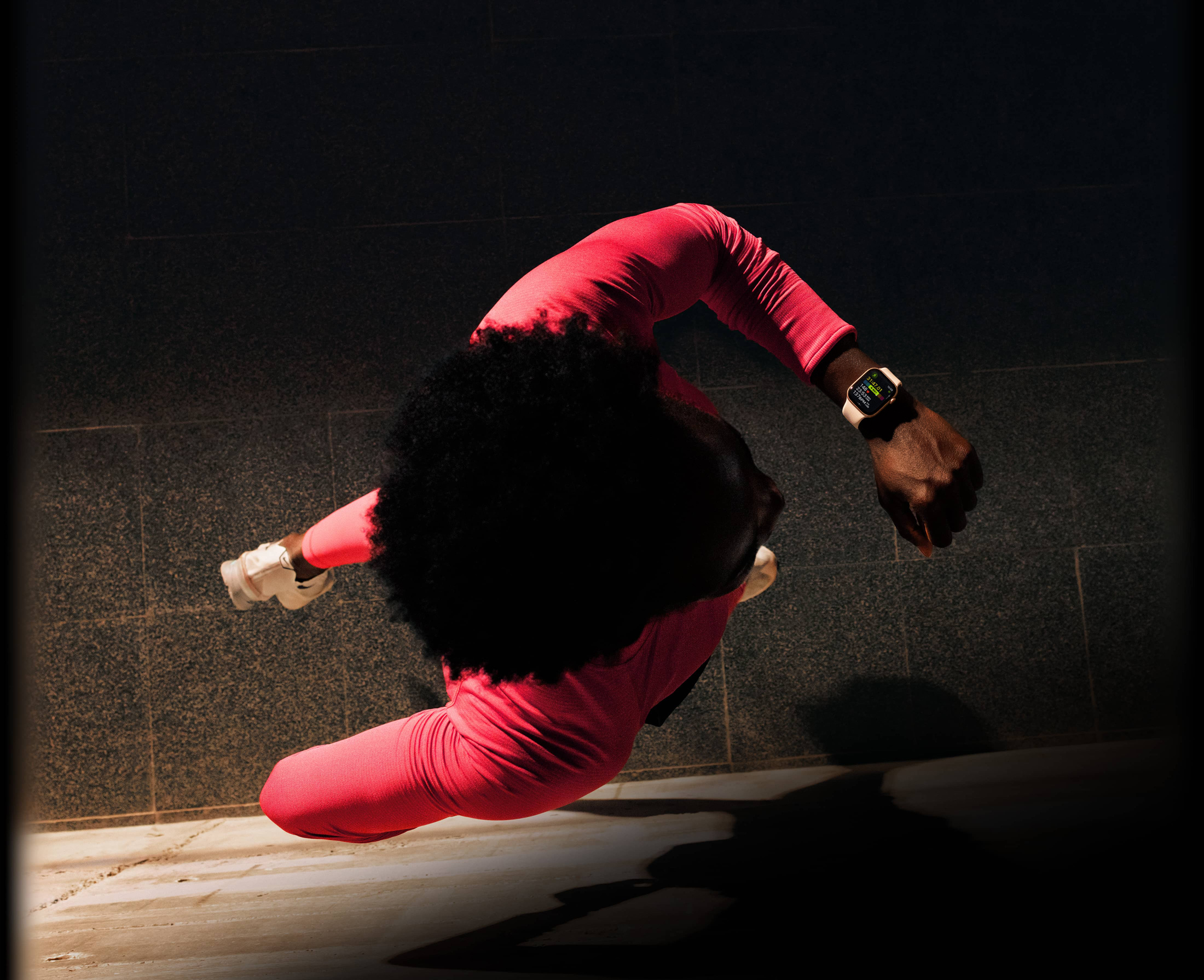 ランニングをしながらApple Watch Series 11のワークアウトアプリで進み具合をチェックしている人物