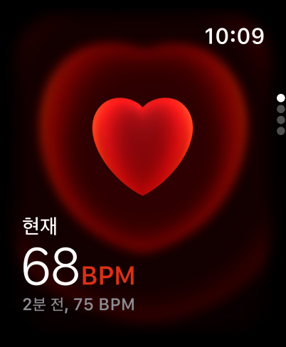 ‘심박수’ 앱에서 현재 분당 심박수를 보여주는 내추럴 티타늄 색상 케이스 색상의 Apple Watch Ultra 3, 그리고 블루/브라이트 블루 색상 트레일 루프