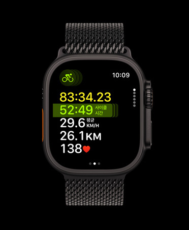 멀티 스포츠 운동이 표시된 블랙 색상 티타늄 케이스의 Apple Watch Ultra 3, 그리고 블랙 밀레니즈 루프