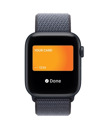 Apple Watch SE 3 z aluminiową kopertą w kolorze północy i opaską sportową w kolorze marynarskiego granatu wyświetla ekran usługi Apple Pay w apce Portfel. Na prawym boku urządzenia pokrętło Digital Crown