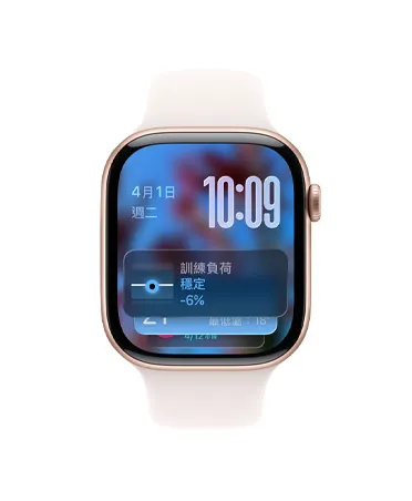 Apple Watch Series 11，展示玫瑰金色鋁金屬錶殼，搭配淡胭粉色運動型錶帶，螢幕顯示智慧型堆疊提示