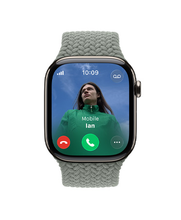 „Apple Watch Series 11“, naturalios spalvos, titano korpusas, gaunamas skambutis, adresato nuotrauka, skambučio priėmimo ir atmetimo mygtukai, dešiniosios pusės išorinė dalis, „Digital Crown“, dirželis, žaliai pilkos spalvos „Braided Solo“ apyrankė