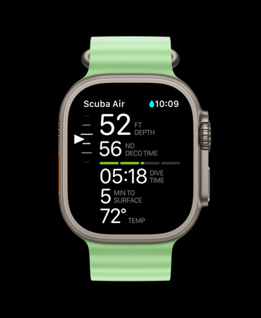 Apple Watch Ultra 3 med urkasse av naturlig titan og Ocean Band i neongrønn viser dykkemålinger i Oceanic+: dybde, dekomprimeringstid, minutter til overflaten og vanntemperatur.