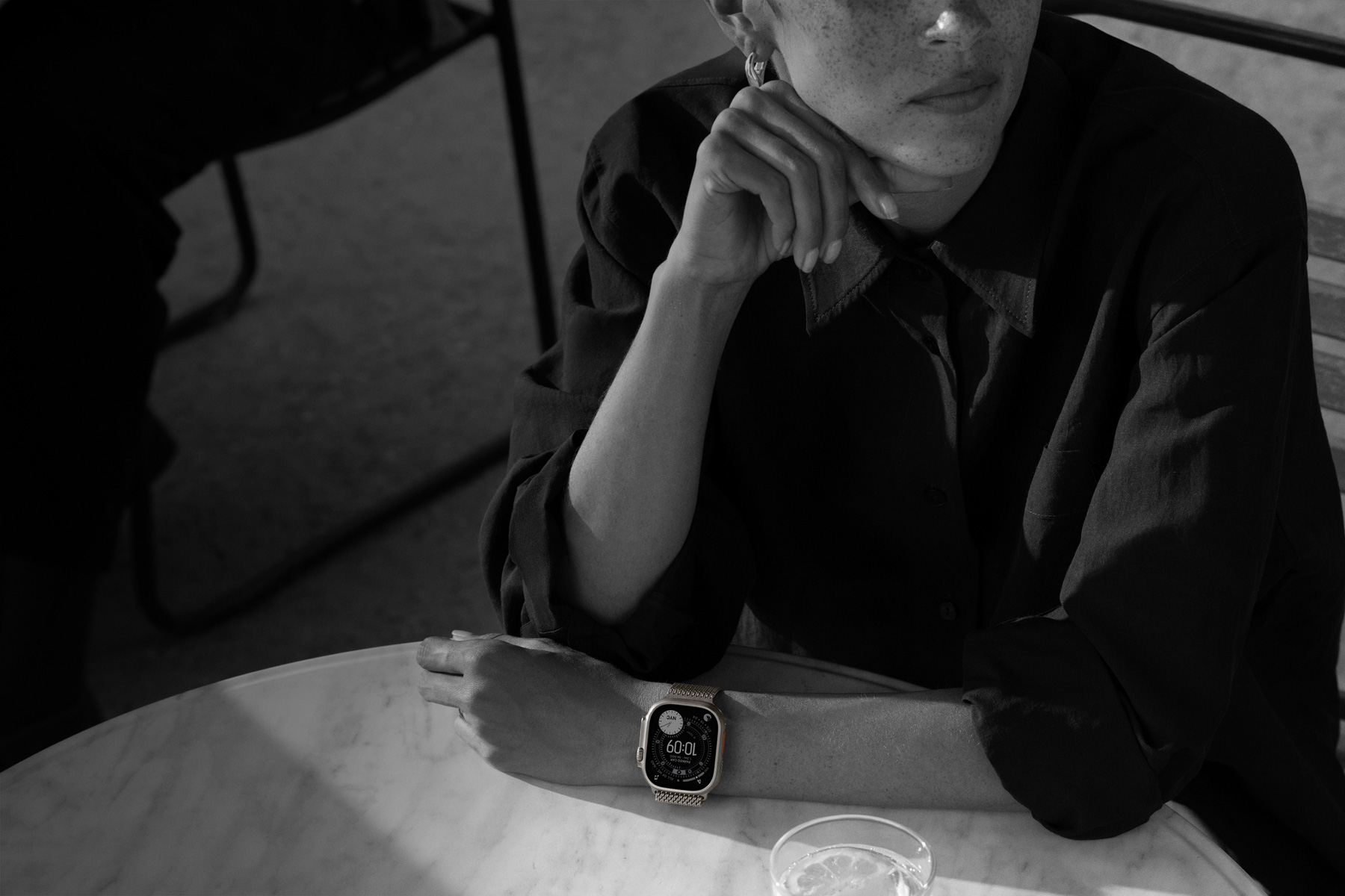 En person har på seg Apple Watch Ultra 3 på restaurant.