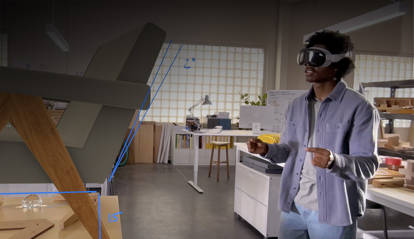 Ein Designer, der die Apple Vision Pro trägt, misst mit Handbewegungen eine 3D Projektion eines Stuhls.
