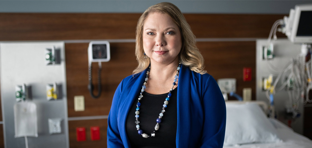 一位醫護人員在病房內。