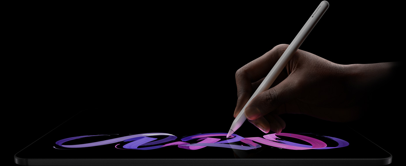iPad Pro, face avant, orientation paysage, profil, noir sidéral, main tenant un Apple Pencil Pro, blanc, dessinant un motif abstrait mauve et rose sur l’écran