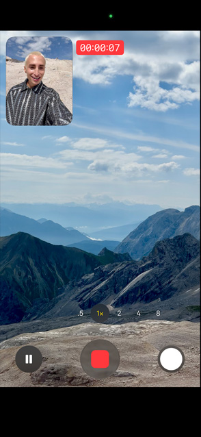 Екран на iPhone 17 Pro показва функцията Двойно видео заснемане и как се виждат едновременно предното и задно видео