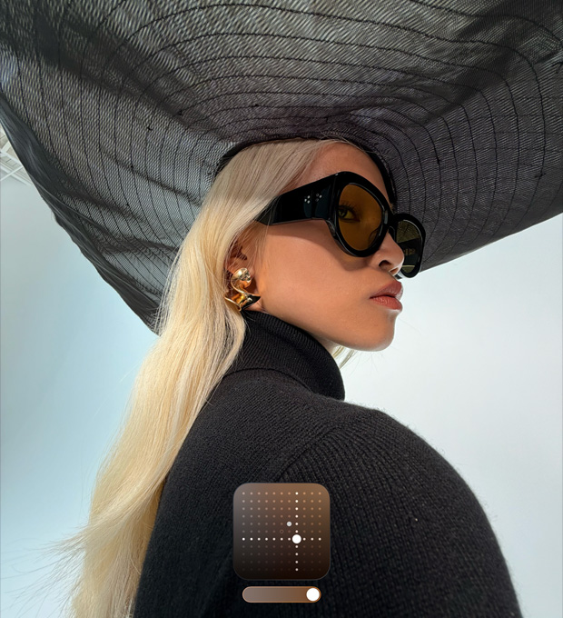 Портрет на жена с черна шапка с широка периферия демонстрира Яркия Фотографски стил, който прави по-ясни кадрите, заснети при слабо осветление или в Нощен режим