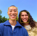 Функцията Center Stage в процес на използване с акцент върху лицата на хората