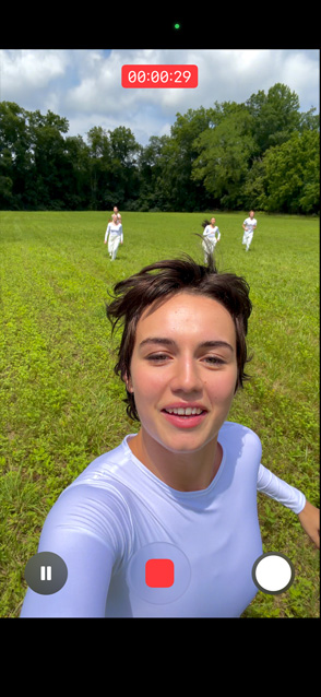 Skärmen på iPhone 17 Pro visar funktionen ultrastabiliserad video under en video av en person som springer