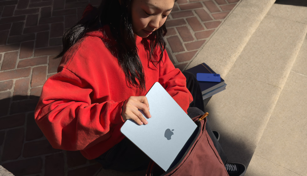 Students ieliek MacBook Air savā mugursomā