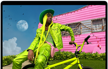 MacBook Air ekrānā redzama persona krāsainā tērpā, demonstrējot Liquid Retina displeja krāsu diapazonu un izšķirtspēju